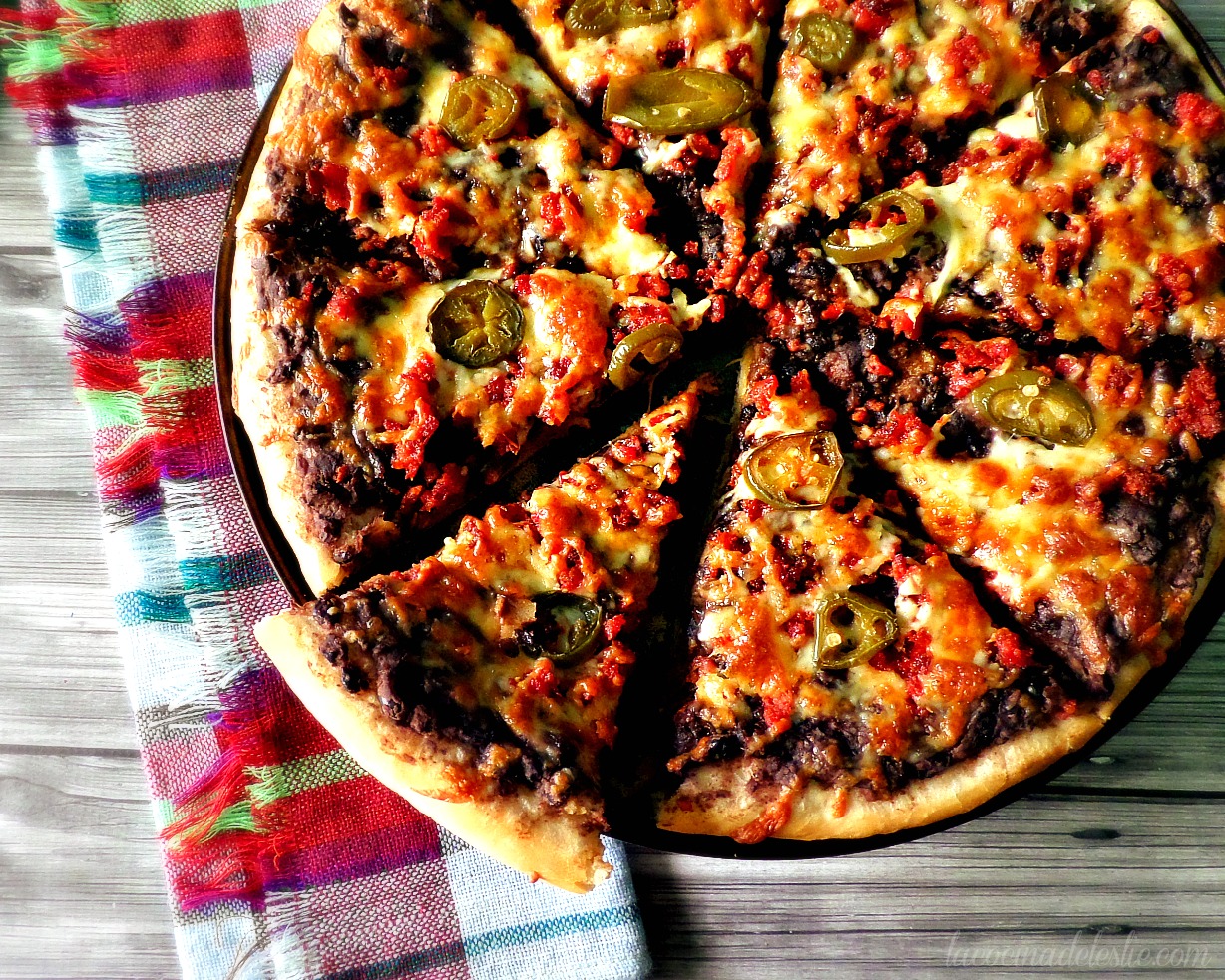 Pizza de Frijoles Negros y Chorizo - lacocinadeleslie.com 