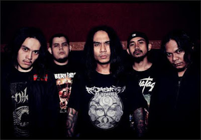  Biografi Siksa Kubur     SIKSA KUBUR pertama kali di bentuk pada bulan juli 1996 dengan formasi awal, yaitu Japra pada (vocal), Andyan gorust pada (Drum), Ade godel pada (gitar), Burgenk pada (Bass). Nama Siksa Kubur diambil dari band yang menjadi influence atau tolak ukur mereka dalam bermusik yaitu Sepultura yang memiliki arti kuburan.  Dibulan juli hingga september tahun 1996 Siksa Kubur mulai masuk studio rekaman yang bernama "K-studio" dan mengemas 9 lagu yang dituangkan dalam sebuah album yang di beri nama "The Carnage" yang dirilis dan didistribusikan oleh "Extreme Soul Production" dalam sebuah kaset & CD. Album ini mendapat tanggapan yang positif dari kalangan pemerhati musik underground khususnya,album ini terjual 1000 keping CD & 500 copy kaset.  Di tahun 2001 Siksa Kubur kembali mengeluarkan sebuah album yang memilki judul "Back To Vegeance" yang didistribusikan oleh "Rottrevore Records" dalam sebuah format kaset, penjualan album ini termasuk fantastis dalam kurun waktu 1 bulan telah terjual 750 copy kaset.  Dan melalui album ini Siksa Kubur mulai merambah event- event di Indonesia khususnya dipulau jawa hingga bali. Namun setelah album kedua "Back To Vegeance" ini dirilis Ade Godel mengundurkan diri dari Siksa Kubur karena