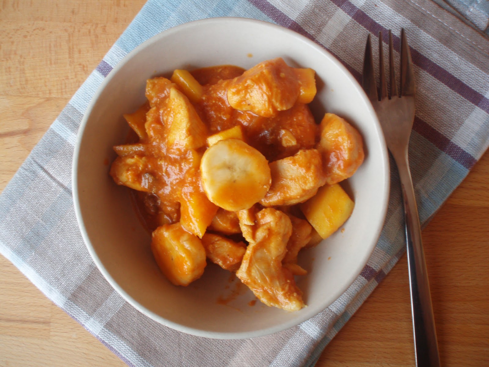 SISTERS' COOKING Curry z kurczaka z bananami, rodzynkami i mango