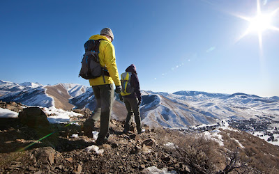 Kembali ke Negeri Paman Sam, Ada sebuah merek perlengkapan pendakian gunung dengan nama Columbia Sportswear Company. Perusahaan ini tidak hanya bergerak di dunia Hiking tapi juga pakaian Olahraga dan pakaian luar.