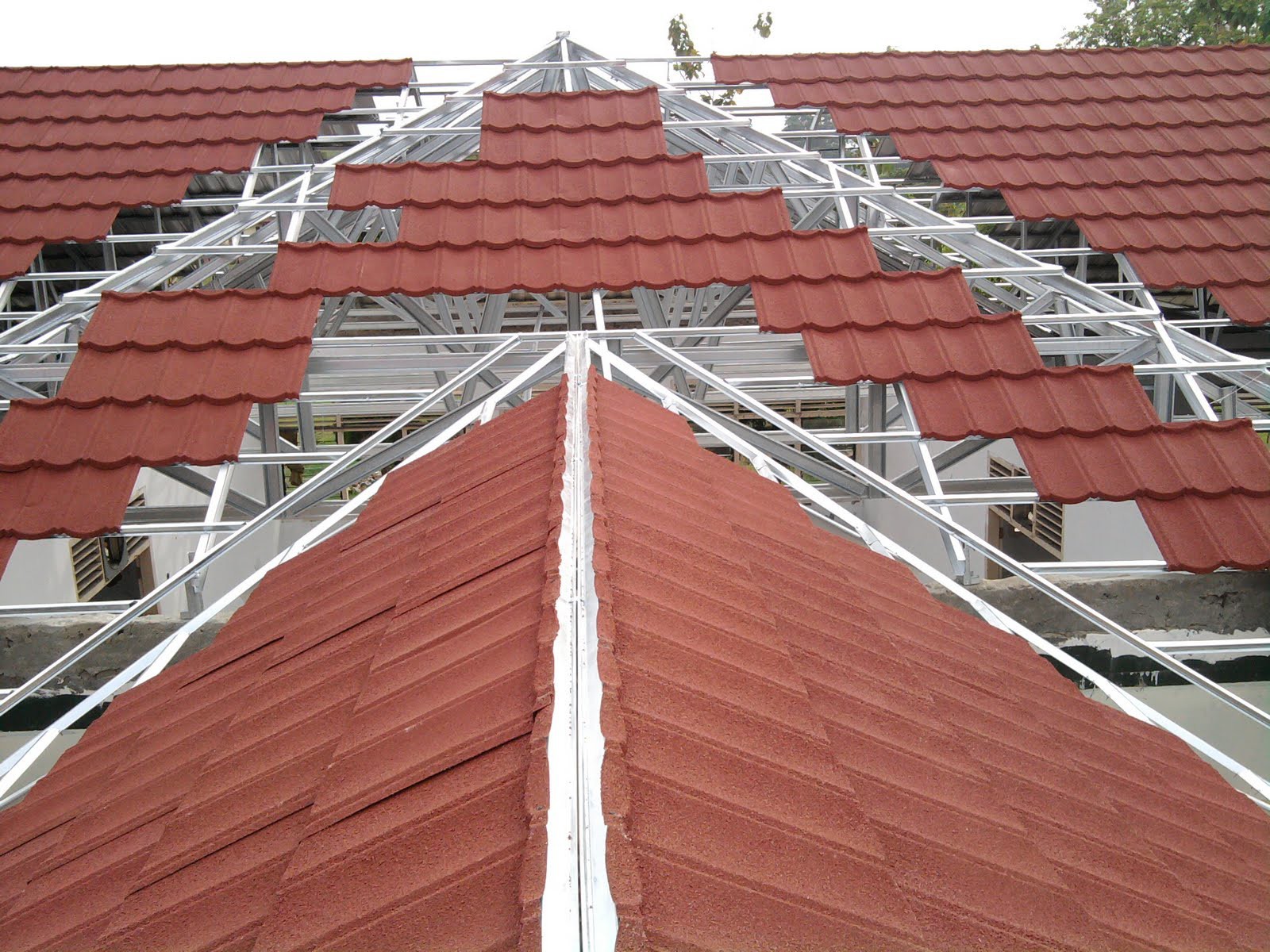 Memasang 1 m2 atap  genteng metal Multiroof METRO PROPERTI BALIKPAPAN