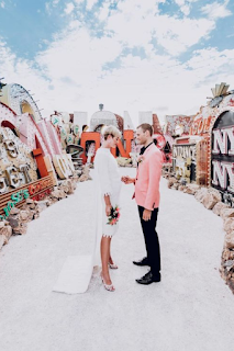 Photos de mariage à Las Vegas Neon Museum blog mariage www.unjourmonprinceviendra26.com