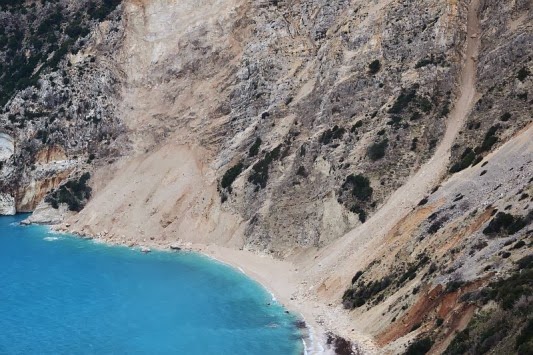 Εικόνες που κόβουν την ανάσα! Ο Μύρτος "κόπηκε" στη μέση από το σεισμό στην Κεφαλονιά