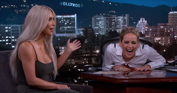Jennifer Lawrence entrevista a Kim Kardashian en Jimmy Kimmel Live.