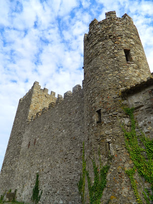 Tours et remparts crénelés du XIII°S. à Caladroy