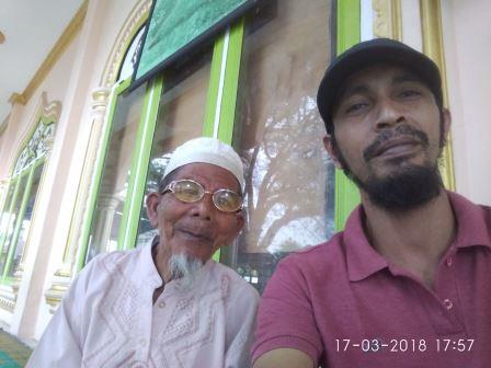 Masjid Asal Panampaan8 Berpose dengan Penjaga Masjid Asal Panampaan