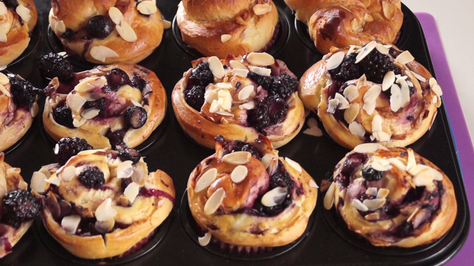 Brombeer-Hefe-Mandel-Muffin