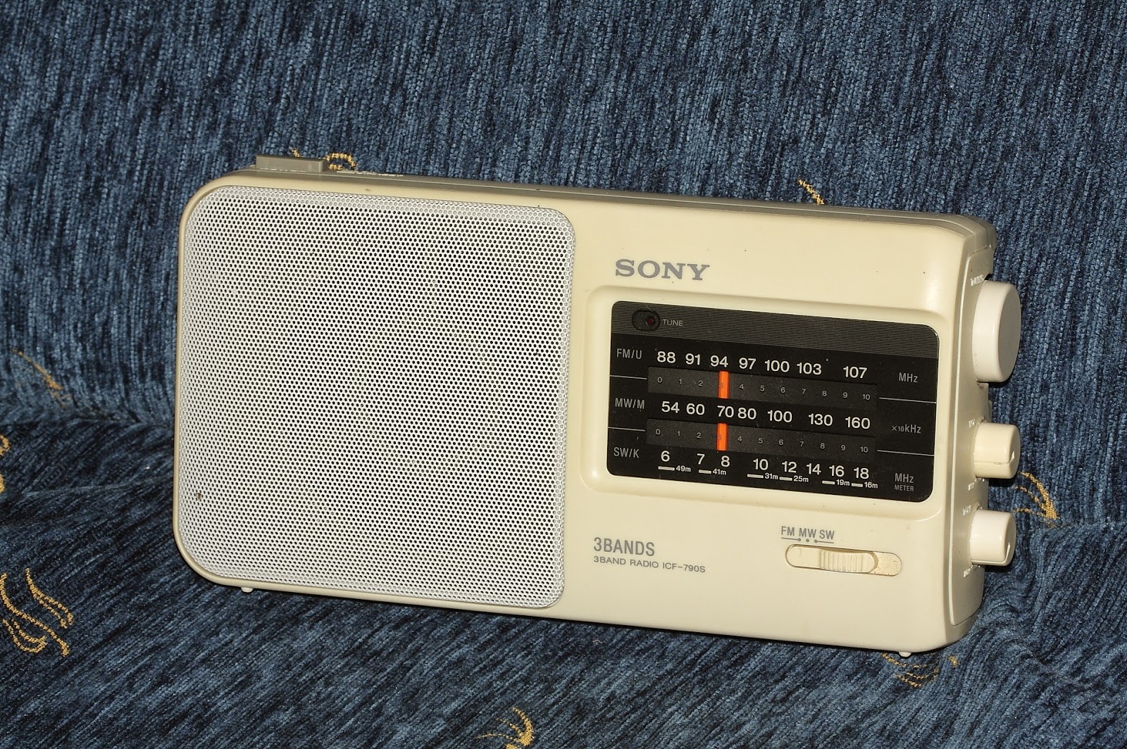 Оправљамо стари кишобрани: Преносни радио Сони