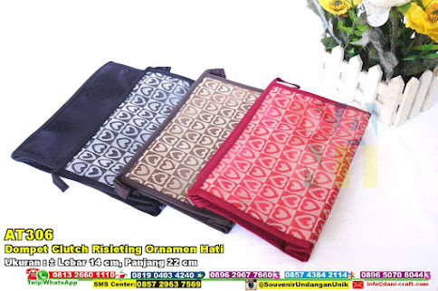 Dompet Clutch Risleting Ornamen Hati