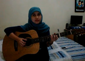 foto ayu videlia profil biodata gadis cewek wanita berjilbab pinter maèn gitar