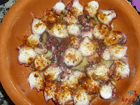 Pulpo a la gallega sobre cama de papas-añadiendo el aceite