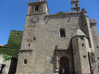 Casa de los Cáceres-Ovando con la Torre de las Cigüeñas adosadas.