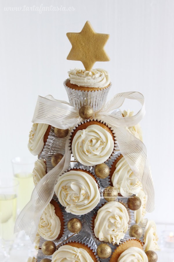 árbol de Navidad hecho con cupcakes
