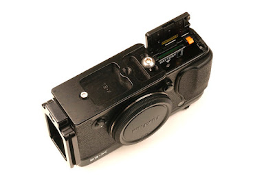 Hejnar PHOTO FX-E1 L Bracket on Fuji X-E2 bottom view - battery door