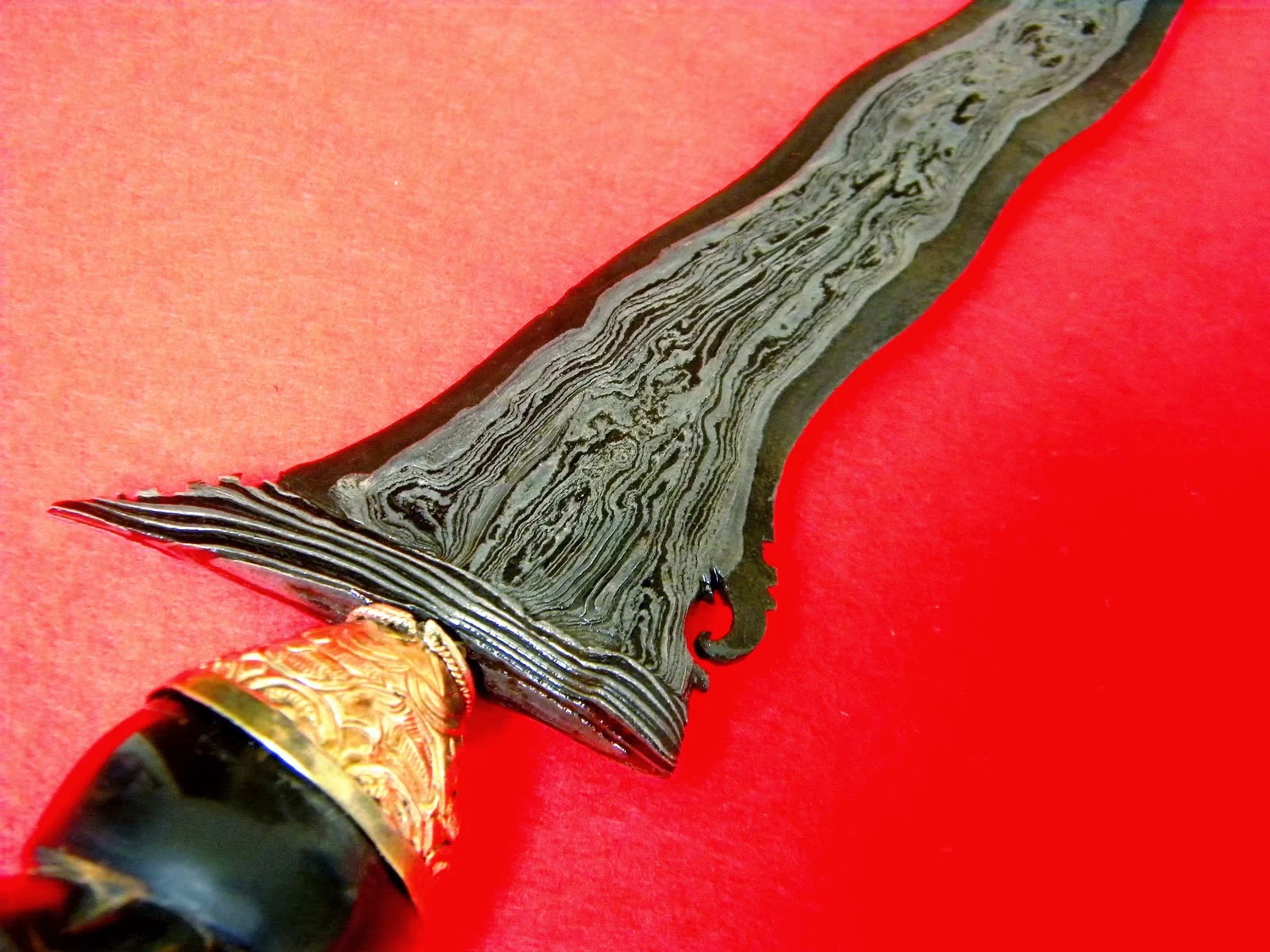 Keris dengan ukiran khas dan tanda tangan pengrajin