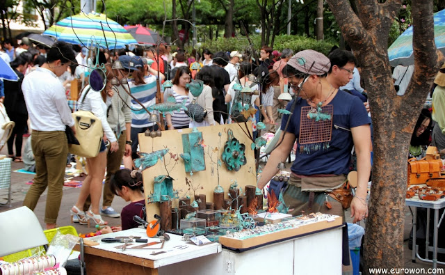 Venta de artesanías en metal en Seúl