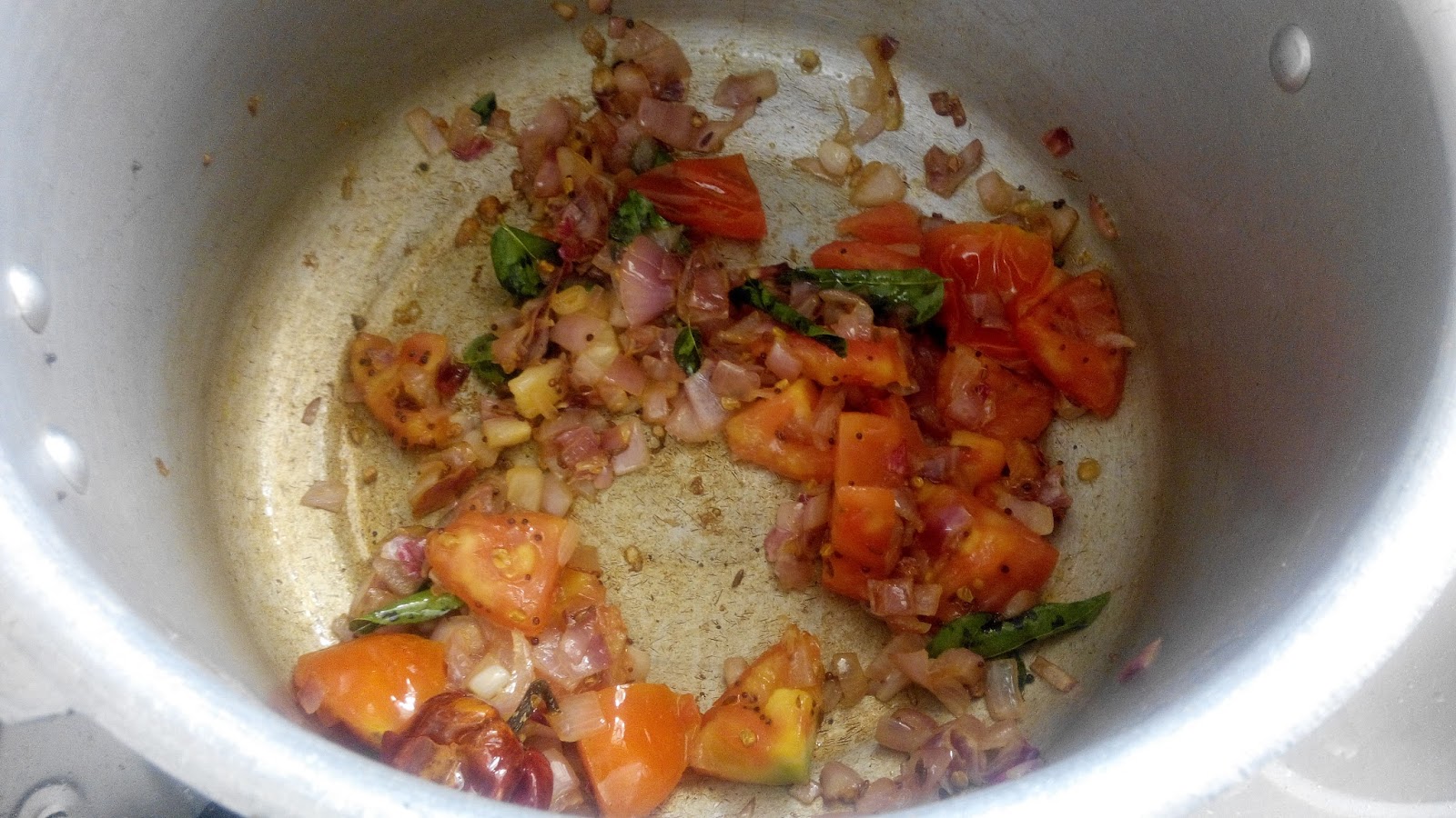 KARAIKUDI CHICKEN KUZHAMBU / CHICKEN GRAVY