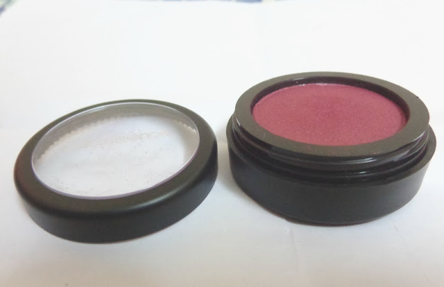 Coloressence Pearl Finish Eye Shades in Scarlet Red Review, Pictures and Swatches