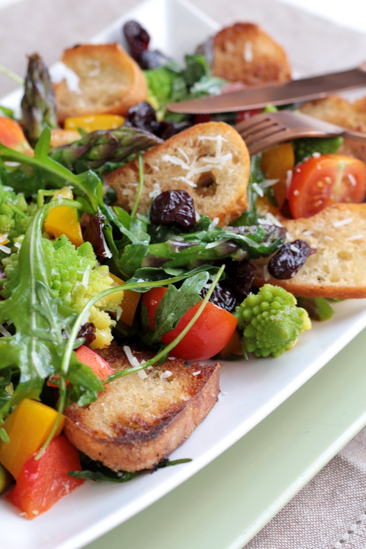 Lauwarmer Spargel-Brot-Salat mit getrockneten Kirschen [Werbung ...