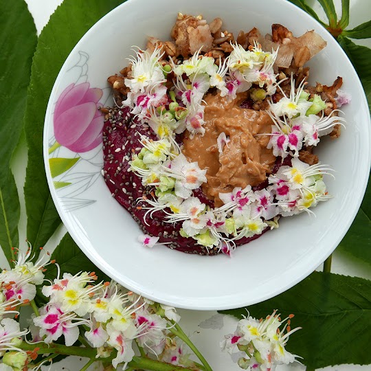 Smoothie bowl z awokado, banana i buraka