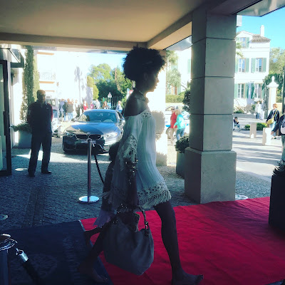 melaines-insights, www.melaines-insights.com, melainesinsights, travel, europe, france, hoteldeparis, hoteldeparissainttropez, st. tropez, saint tropez, wanderlust, travelblogger, travel luxury, photo of the fashion show model in front of hotel de paris saint tropez