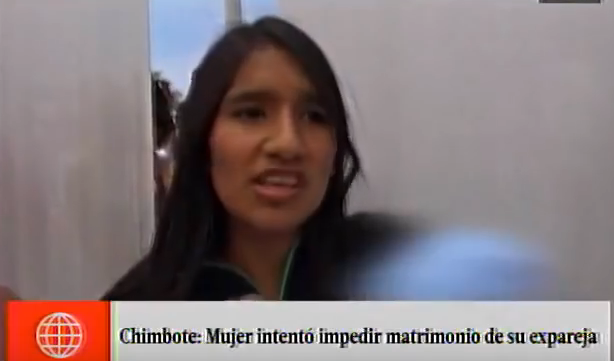 La enfadada mujer, con el bebé en brazos. FOTO: Captura de video