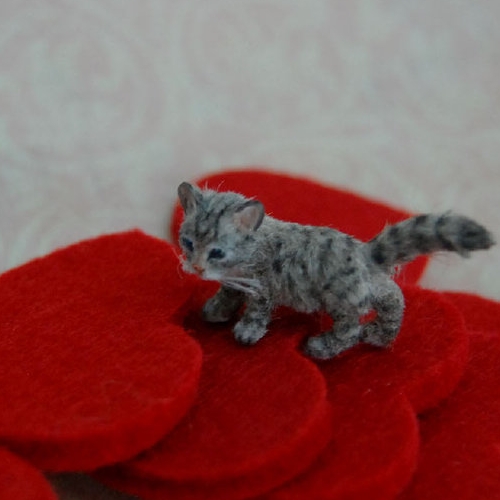 06-Miniature-Kitten-ReveMiniatures-Miniature-Animal-Sculptures-that-fit-on-your-Hand-www-designstack-co