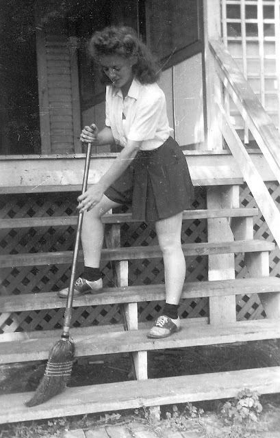 Fascinating Vintage Photos of Young Girls Wearing Saddle Shoes in Their ...