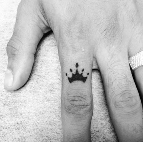 finger crown tattoo for man parmak taç dövmesi erkek finger crown tattoo for man parmak taç dövmesi erkek