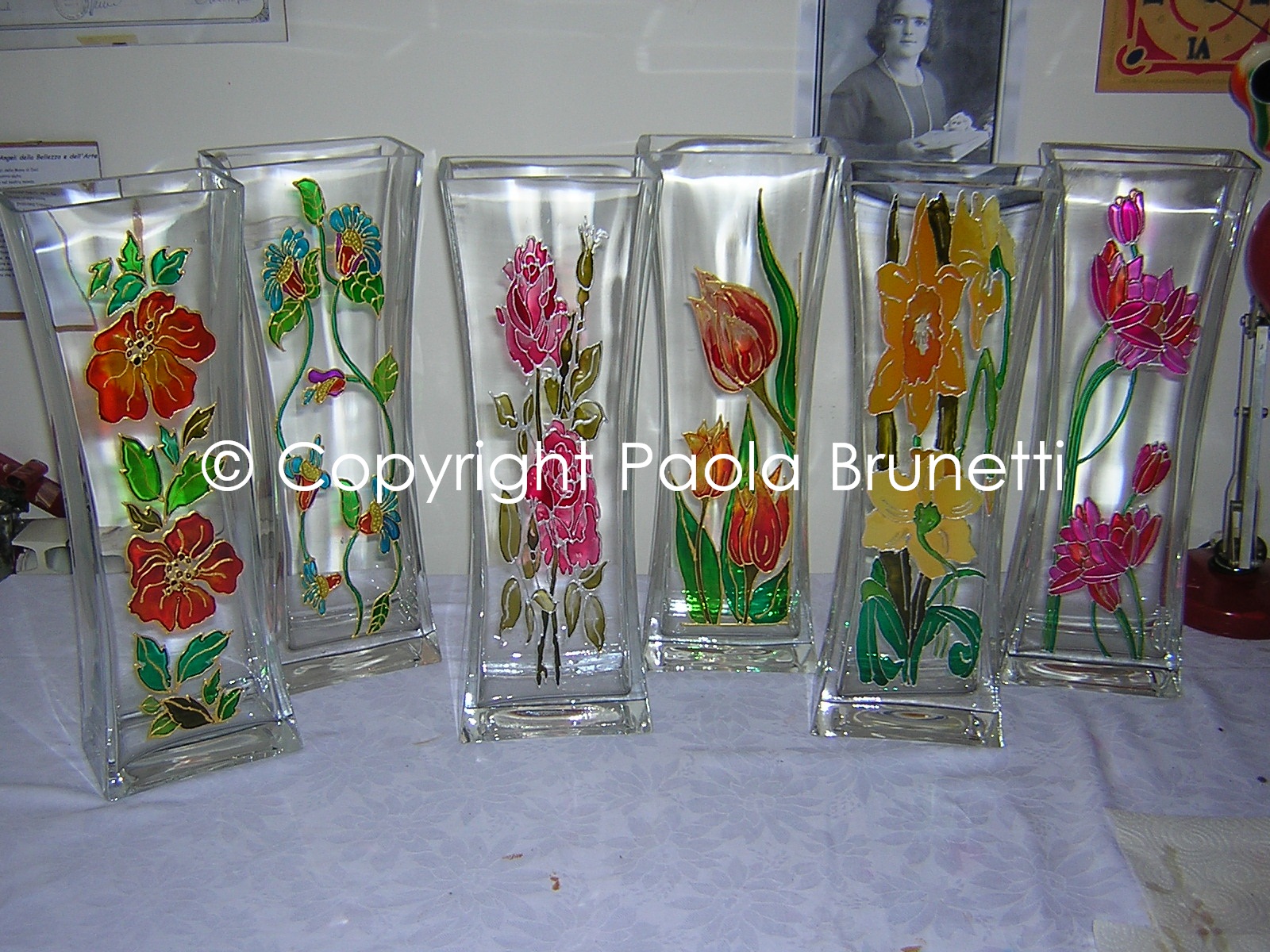 Reali fantasie colorate sei vasi su vetro dipinti su for Immagini da dipingere su vetro