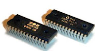 Imagen de dos chips negros y dorados de 28 pines SID de sonido de MOS. Imagen de Nixdorf. La imagen de la izquierda muestra un 8580 de MOS Technology y la de la derecha muestra un chip 6581.
