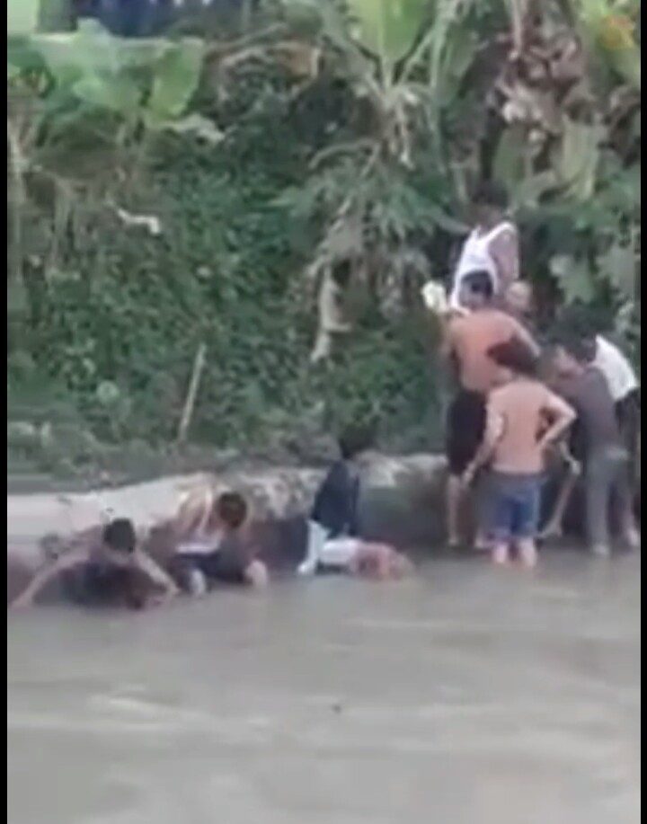 Warga menyelamatkan korban yang hanyut di sungai. Warga menyelamatkan korban yang hanyut di sungai.