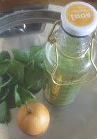 Grüner Smoothie mit Babyspinat und Nashi Grüner Smoothie mit Babyspinat und Nashi; Soul Bottle