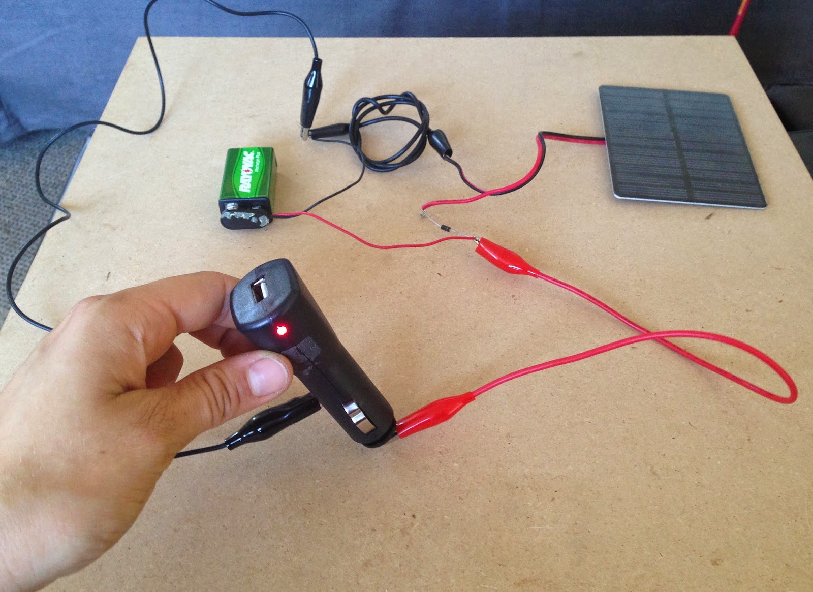 Что можно сделать из аккумулятора. Солнечная батарея 12 вольт УСБ кабель. USB зарядка от аккумулятора 12 вольт. Как подключить юсб к аккумулятору. Самодельная зарядка для телефона.