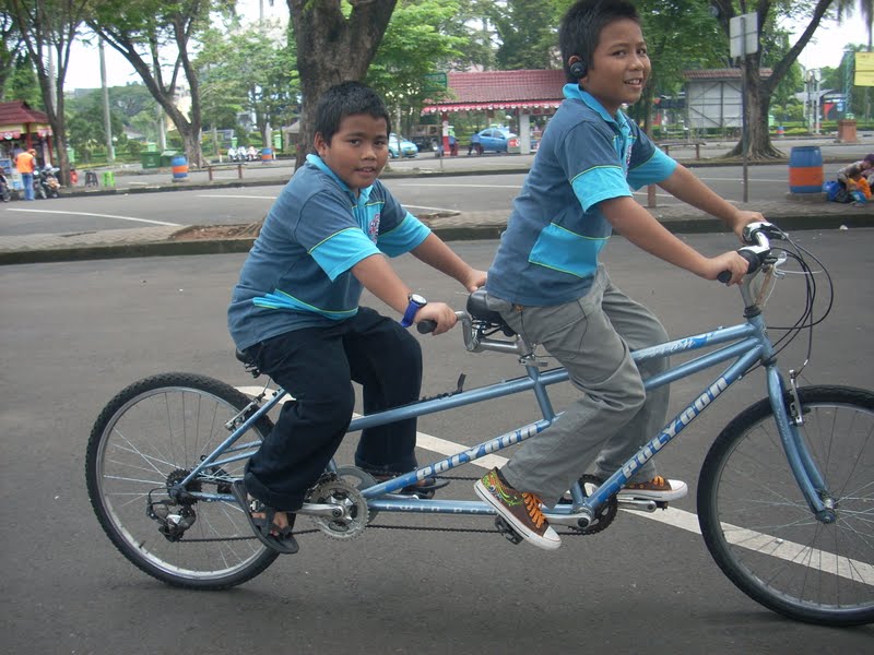 Basikal Tua Budak Duduk Belakang