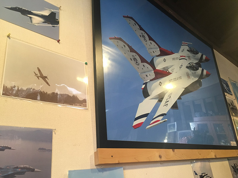 静岡県佐鳴湖畔にある喫茶店『喫茶飛行場』の店内には飛行機の写真が多数