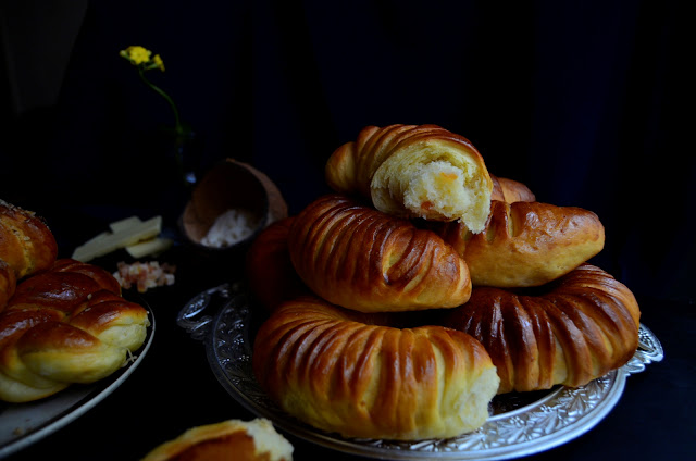 Cornuri cu ciocolata alba si nuca de cocos + Mucenici