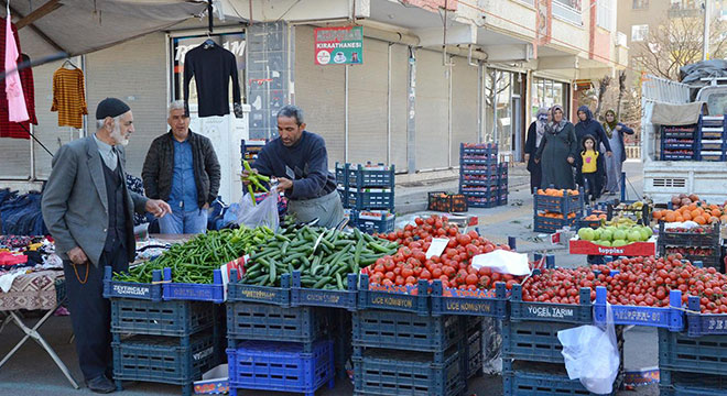 Pazar alanı içerisinde yer verilmeyen pazar esnafı mağdur ediliyor Pazar alanı içerisinde yer verilmeyen pazar esnafı mağdur ediliyor
