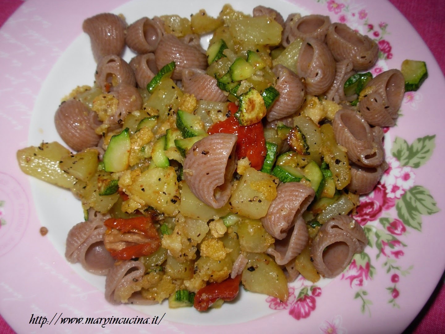 pasta con patate zucchine e frittatina di ceci