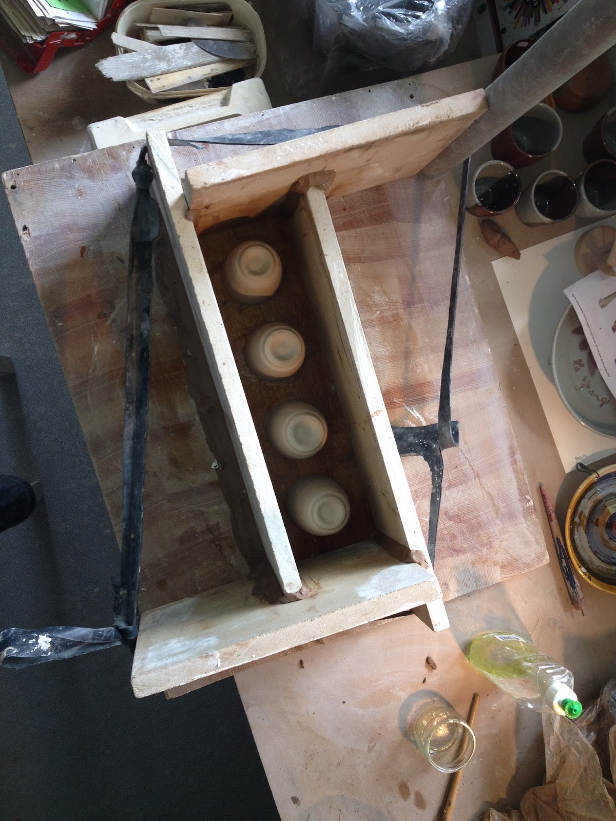 Faire de la poterie. Plâtre un moule simple pour des tasses à café.