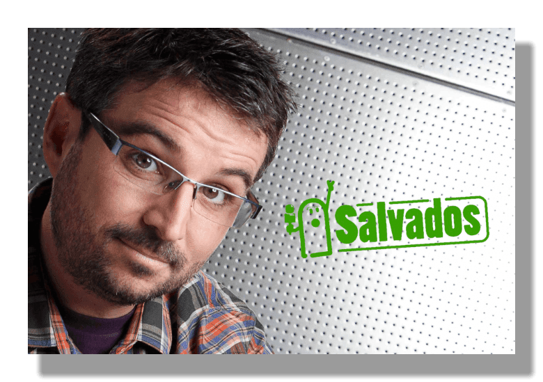 Jordi Évole Requena posando al lado del logotipo del programa de televisión Salvados