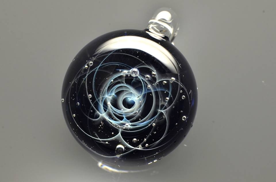 19-Satoshi-Tomizu-とみず-さとし-Galaxies-Sculpted-in-Space-Glass-Globes-www-designstack-co