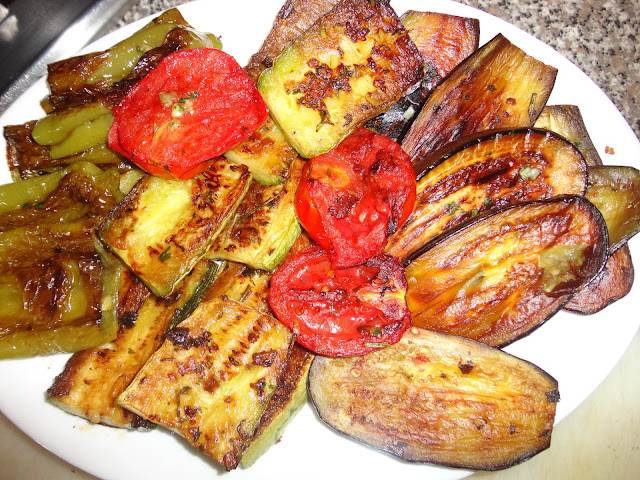 FUENTE DE CALABACÍN, BERENJENA, PIMIENTOS y TOMATES ASADOS  A LA PLANCHA