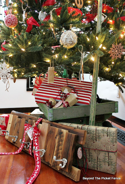 DIY, coat hook, Christmas gift idea, barnwood, minwax, hooks, rustic, organization,http://bec4-beyondthepicketfence.blogspot.com/2015/12/12-days-of-christmas-day-12-last-minute.html 
