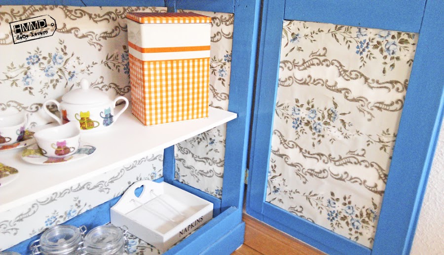 Armario vintage restaurado en azul y papel pintado by HMMD, HandMadeManiaDecor. Decoración con color para espacios pequeños. Vitrina con tela de gallinero.Vintage restored cabinet in blue with paper. Chicken wire cabinet.