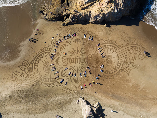 melukis-di-pantai-hasilnya-keren melukis-di-pantai-hasilnya-keren