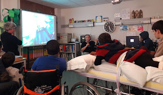 A equipa do Farol Museu dá explicações a cinco alunos e no quadro interativo o faroleiro Ramos Pina em videoconferência