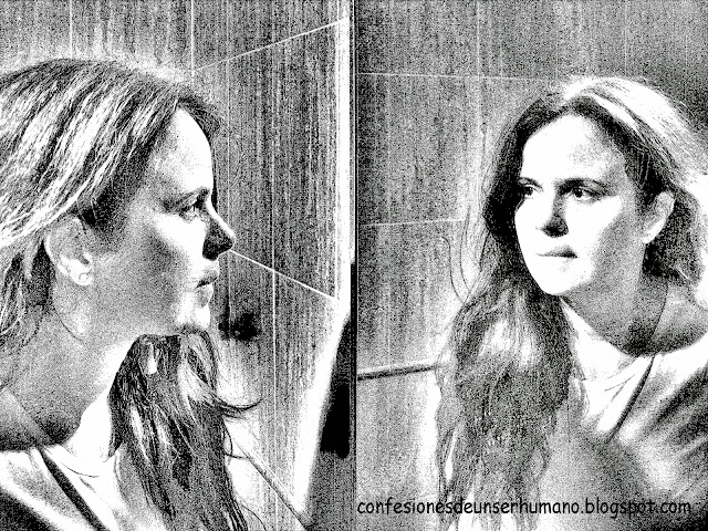 Imagen de una mujer y su reflejo en el espejo.