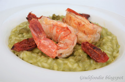 Riso mantecato con crema di piselli, gamberoni, pomodorini confit e salsa wasabi risotto, piselli, gamberoni, wasabi, pomodori confit