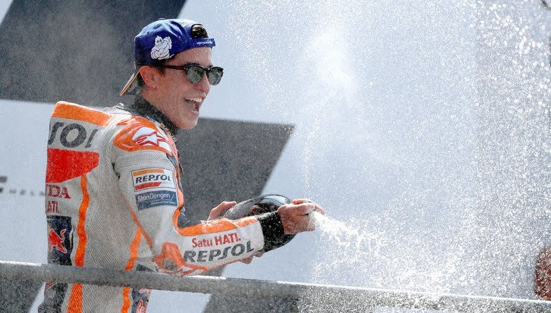 MotoGP: in Francia trionfa Marquez davanti a Petrucci, Valentino Rossi torna a celebrare sul podio